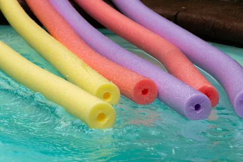 ¡El Verano ya Llegó! Sumérgete en la Diversión con los Fideos Flotadores para Piscina