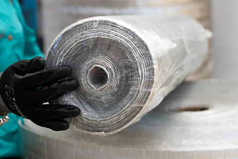 ¿Poliéster Metalizado o Aluminio? Cómo Elegir la Aislación Térmica Correcta para tu Proyecto